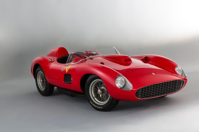 
Cụ thể, trong sự kiện này, chiếc siêu xe Ferrari 335 Sport Scaglietti đời 1957 đã tìm thấy chủ nhân mới với giá lên đến 35,7 triệu USD, tương đương 32 triệu Euro.
