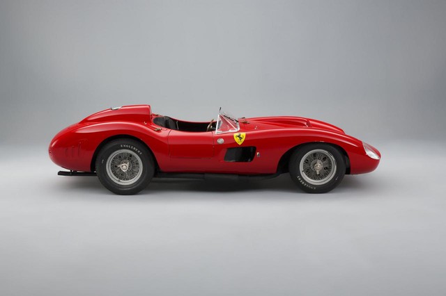 
Ban đầu, chiếc xe được rao giá khởi điểm là 22,3 triệu USD. Tuy nhiên, chỉ trong vòng 1 phút, giá bán của chiếc Ferrari 335 Sport Scaglietti 1957 đã được tăng lên mức 29 triệu USD.

