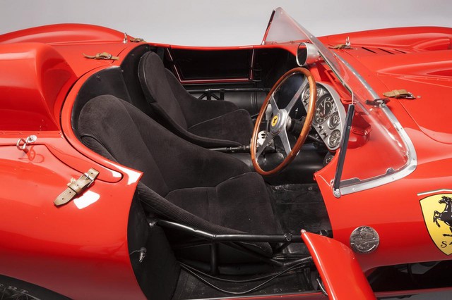 
Ông Dusek đã giữ gìn chiếc siêu xe Ferrari 335 Sport Scaglietti 1957 trong suốt 10 năm trước khi bán cho nhà sưu tập có tiếng Pierre Bardinon. Ông Bardinon được biết đến như người đã thu thập gần 50 chiếc xe đua Ferrari nguyên bản.
