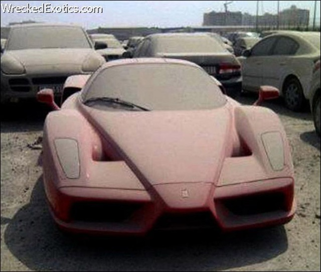 Chiếc siêu xe Ferrari Enzo bị phủ bụi tại Dubai.