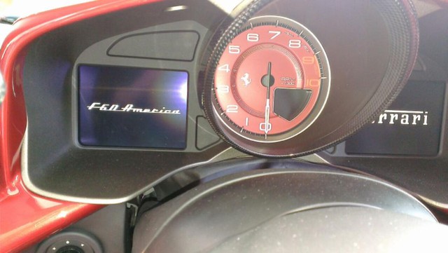
Ferrari F60 America được trang bị mui mềm bằng nỉ. Người sử dụng phải tháo mui bằng tay. Bên trong xe xuất hiện ghế lái màu đỏ đối lập với ghế phụ màu đen. Ở giữa ghế có một sọc màu xanh trắng lấy cảm hứng từ quốc kỳ Mỹ.
