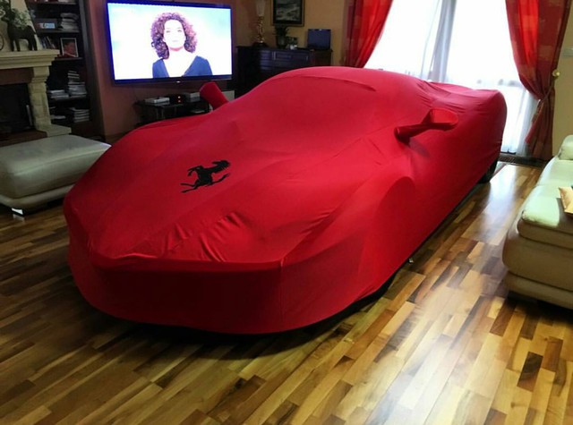
Trong hình ảnh, chiếc siêu xe Ferrari LaFerrari lú thì được phủ bạt lúc “ở trần”. Chiếc xe nằm ngay ngắn giữa kệ Tivi và chiếc ghế sofa trong phòng khách. Bên cạnh đó, còn có lò sưởi. Nhìn chung, phòng khách của “thánh cuồng” tại Slovakia có vẻ khá chật chội để trưng bày chiếc siêu xe đắt tiền như Ferrari LaFerrari.
