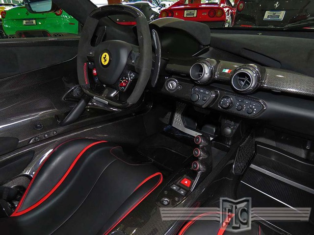 
Hệ dẫn động hybrid mạnh mẽ cho phép Ferrari LaFerrari tăng tốc từ 0-96 km/h trong thời gian dưới 3 giây và đạt vận tốc tối đa 350 km/h.
