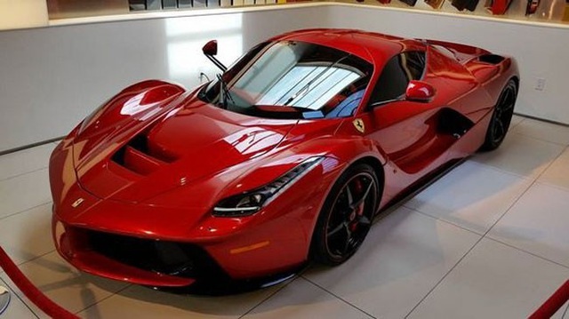 
Chiếc siêu xe Ferrari LaFerrari của tay đua F1 người Anh.

