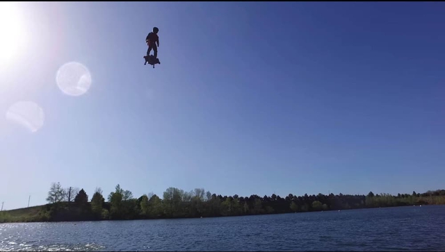 
Ông Zapata bay trên mặt hồ với Flyboard Air. Ảnh cắt từ video
