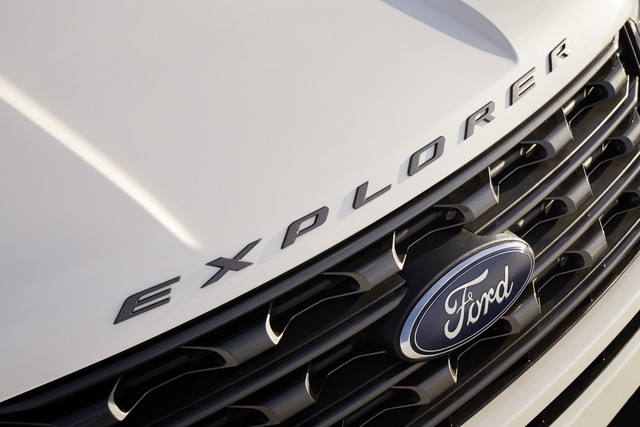 
Cuối cùng là dòng chữ Explorer trên nắp capô, gợi liên tưởng đến dòng xe Range Rover.
