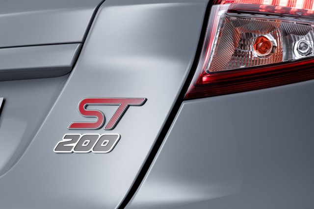 
Nhờ đó, Ford Fiesta ST200 có thể tăng tốc từ 0-100 km/h trong 6,7 giây và đạt vận tốc tối đa 230 km/h.
