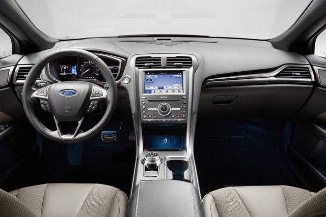 
Trong khi đó, Ford Fusion Hybrid và Energi được nâng cấp phần mềm để mang đến cảm giác lái êm ái hơn. Bản thân mô-tơ điện đã được thay đổi để tăng phạm vi hoạt động và giảm năng lượng tiêu thụ.
