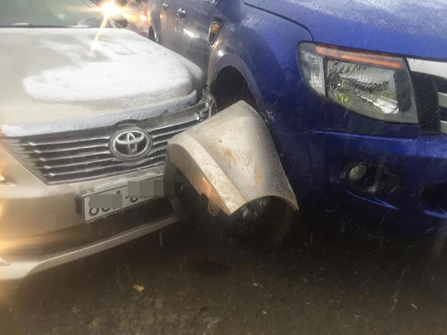 
Ford Ranger va chạm với Toyota Camry. Cả hai chiếc xe đều bị phủ băng tuyết. Ảnh: Duy Luân/Otofun
