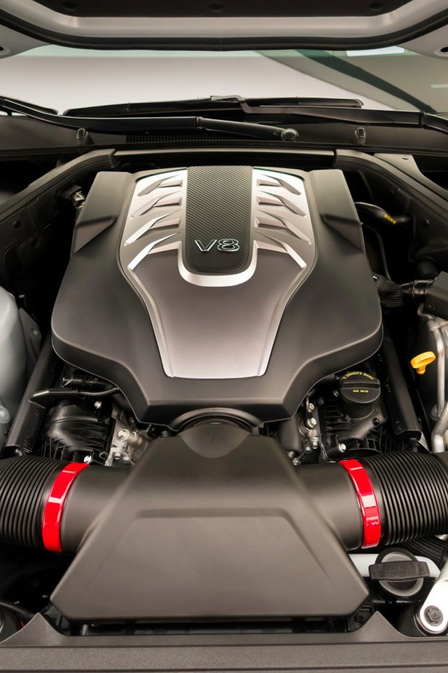 
Tại thị trường Bắc Mỹ, Genesis G90 được trang bị 2 loại động cơ khác nhau. Đầu tiên là động cơ xăng V6, tăng áp kép, dung tích 3,3 lít, sản sinh công suất tối đa 265 mã lực. Thứ hai là động cơ xăng V8, dung tích 5.0 lít với công suất tối đa 420 mã lực và mô-men xoắn cực đại 509 Nm.
