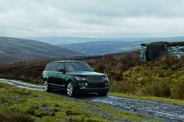 Holland & Holland được phát triển dựa trên Range Rover SVAutobiography. Điểm nhấn của Holland & Holland Range Rover là màu sơn ngoại thất xanh lục độc đáo. Bên cạnh đó là huy hiệu Holland & Holland đặc biệt.