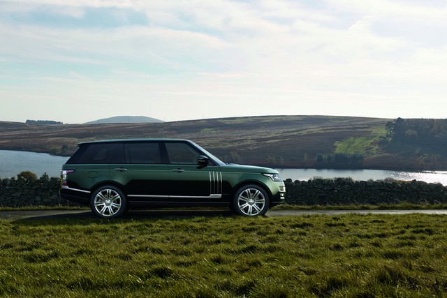
Hãng Land Rover đã công bố kế hoạch đưa phiên bản đặc biệt Holland & Holland của dòng SUV hạng sang Range Rover nổi tiếng đến thị trường Mỹ. Với giá bán khởi điểm lên đến 244.500 USD, Holland & Holland là dòng Range Rover đắt nhất trên thị trường hiện nay. Đồng thời, Holland & Holland Range Rover cũng là một trong những mẫu SUV hạng sang xa xỉ nhất trên thế giới.
