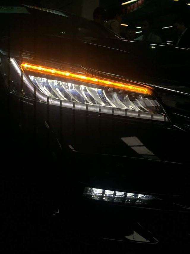 
Cận cảnh đèn pha và đèn sương mù dạng LED của Honda Accord 2016.
