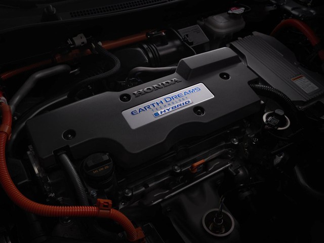 
Điểm nhấn khác biệt của Honda Accord Hybrid 2017 nằm ở hệ dẫn động bên dưới nắp capô. Cụ thể, Accord Hybrid 2017 được trang bị hệ dẫn động hybrid 2 động cơ thế hệ tiếp theo của hãng Honda. Hệ dẫn động này đi kèm động cơ xăng 4 xy-lanh với công nghệ đốt cháy Atkinson Cycle, dung tích 2.0 lít và một mô-tơ điện.
