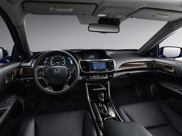 So với đối thủ Ford Fusion Hybrid, Honda Accord Hybrid 2017 không chỉ mạnh hơn 24 mã lực mà còn tiết kiệm nhiên liệu hơn.