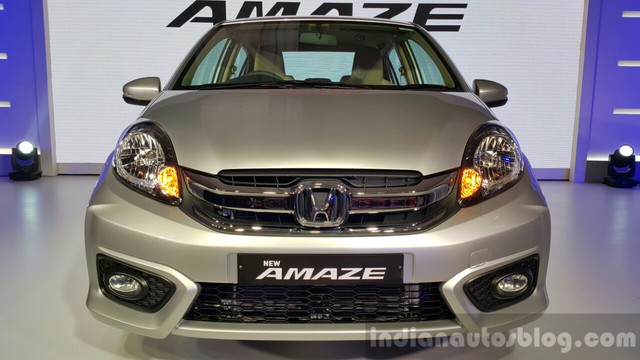 
Ở phiên bản nâng cấp, Honda Amaze sở hữu khá nhiều nét mới về mặt thiết kế. Hãng Honda đã bổ sung cản va trước mới, dày dặn hơn nhiều so với phiên bản cũ cho Amaze nâng cấp. Bản thân cản va trước của Honda Amaze nâng cấp cũng thể thao hơn trước và tích hợp hốc gió chia thành 3 phần.
