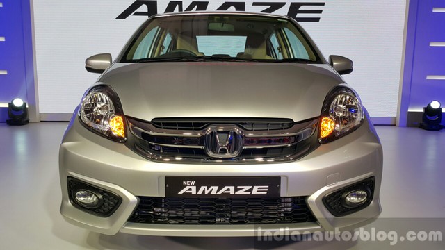 Ở phiên bản nâng cấp, Honda Amaze sở hữu khá nhiều nét mới về mặt thiết kế. Hãng Honda đã bổ sung cản va trước mới, dày dặn hơn nhiều so với phiên bản cũ cho Amaze nâng cấp. Bản thân cản va trước của Honda Amaze nâng cấp cũng thể thao hơn trước và tích hợp hốc gió chia thành 3 phần.