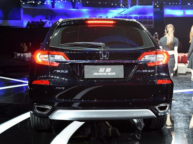
Ban đầu, người ta cứ ngỡ mẫu SUV hoàn toàn mới của Honda dành cho thị trường Trung Quốc sẽ có tên UR-V. Hóa ra, hãng Honda đã chọn cái tên Avancier cho tân binh của dòng xe thể thao đa dụng kiêm phiên bản sản xuất của Concept D SUV. 
