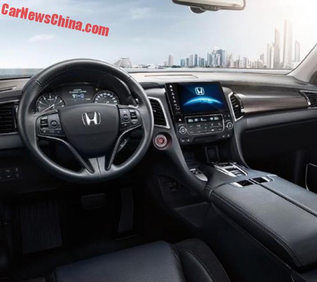 
Bên trong Honda Avancier có màn hình như máy tính bảng trên đầu cụm điều khiển trung tâm. Ở giữa cụm đồng hồ cũng có một màn hình kỹ thuật số nhỏ khác. Có vẻ như một phần bảng táp-lô được ốp gỗ để tạo cảm giác sang trọng.
