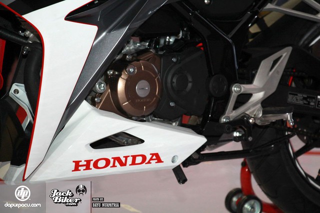 
Đáng tiếc thay, động cơ của Honda CBR150R 2016 vẫn giữ nguyên. Cụ thể là động cơ xy-lanh đơn, phun nhiên liệu trực tiếp, làm mát bằng chất lỏng, dung tích 150 cc, kết hợp với hộp số 6 cấp.
