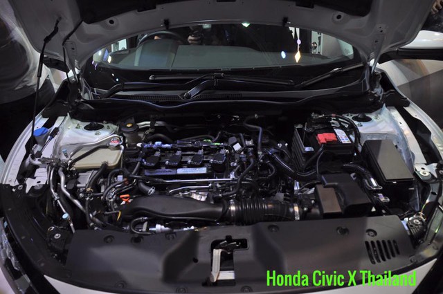 
Khác với xe tại Mỹ, Honda Civic 2016 bản tiêu chuẩn dành cho thị trường Đông Nam Á sử dụng động cơ 4 xy-lanh i-VTEC, dung tích 1,8 lít, sản sinh công suất tối đa 141 mã lực tại vòng tua máy 6.500 vòng/phút và mô-men xoắn cực đại 174 Nm tại vòng tua máy 4.300 vòng/phút.
