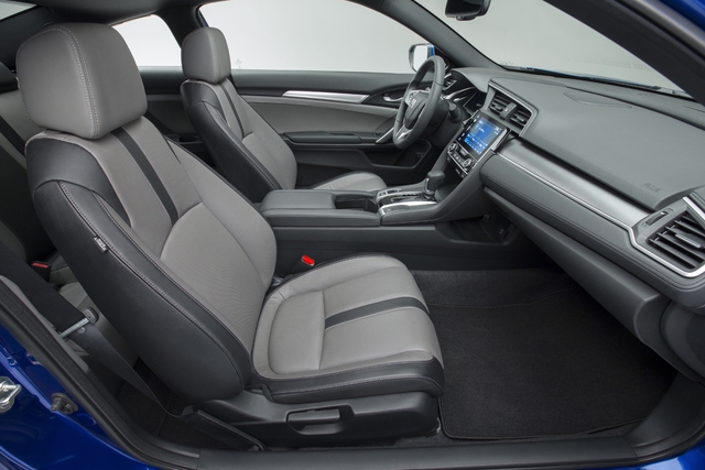 
Ở các bản cao cấp hơn, Honda Civic Coupe 2016 có ghế trước sưởi ấm, nội thất bọc da, dàn âm thanh với màn hình 7 inch, ứng dụng Android Auto và Apple CarPlay. Riêng bản trang bị cao cấp nhất Touring có ghế bọc da, dàn âm thanh cao cấp và hệ thống định vị vệ tinh toàn cầu GPS.
