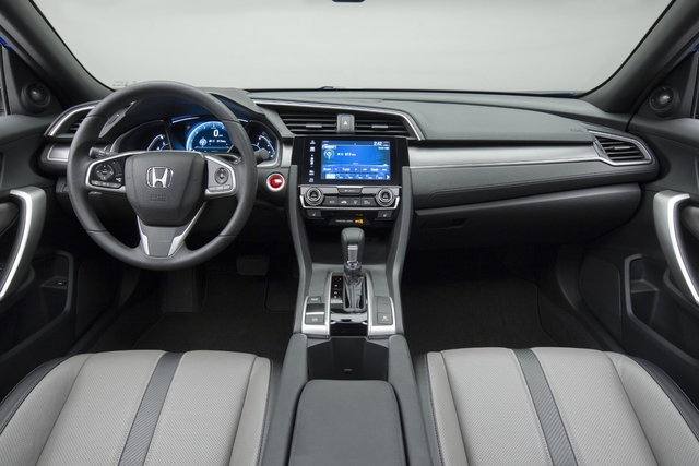 
Bên trong Honda Civic Coupe 2016 có chất liệu bọc mềm mại hơn, ghế nỉ cao cấp và không gian nội thất rộng rãi. Hàng ghế sau có khoảng duỗi chân tăng 127 mm.
