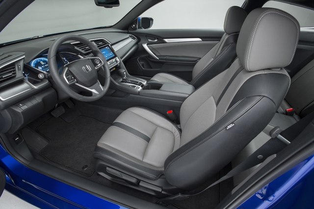 
Ngay cả bản tiêu chuẩn của Honda Civic Coupe 2016 cũng được trang bị khá đầy đủ như điều hòa không khí tự động, cửa sổ và khóa chỉnh điện cùng camera chiếu hậu. Những chi tiết đáng chú ý khác trong Honda Civic Coupe 2016 tiêu chuẩn bao gồm dàn âm thanh 4 loa và hệ thống thông tin giải trí với màn hình 5 inch.
