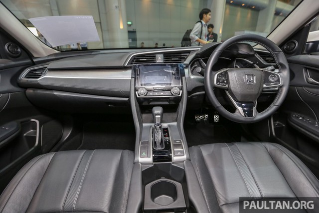 
Bên trong Honda Civic thế hệ mới có những phụ kiện Modulo như bậc cửa lên xuống bằng thép không gỉ.
