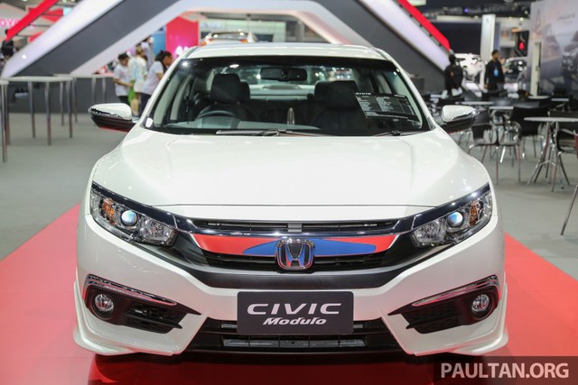 
Trong triển lãm Bangkok 2016 hiện đang diễn ra tại Thái Lan, hãng Honda đã trưng bày thế hệ mới của Civic. Bên cạnh phiên bản tiêu chuẩn, còn có Honda Civic 2016 thể thao hơn với gói phụ kiện Modulo.
