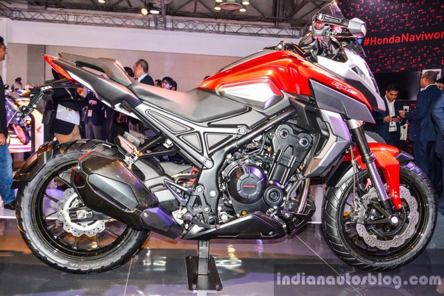 
Trong triển lãm Auto Expo 2014, hãng Honda Ấn Độ từng gây bất ngờ khi trình làng mẫu xe streetfighter CX-01 dưới dạng concept. Đến nay, Honda Ấn Độ tiếp tục giới thiệu người anh em của CX-01 mang tên CX-02 trong triển lãm Auto Expo 2016.
