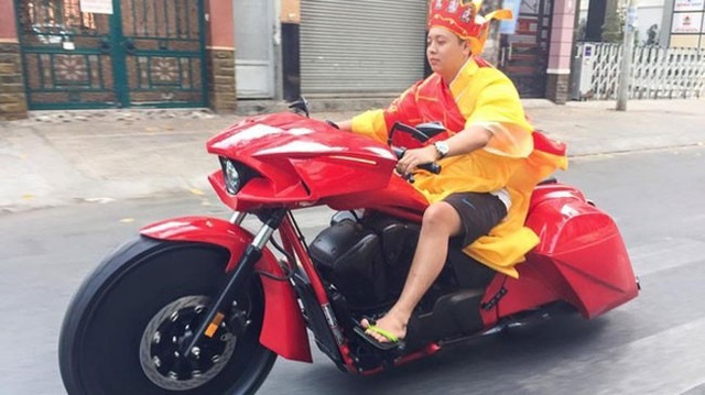 
Được biết, người diện trang phục Người Dơi là một biker và tay chơi mô tô phân khối lớn nổi tiếng tại Sài Gòn. Trước đây, biker này cũng từng gây xôn xao khi đóng vai Đường Tăng và cưỡi chiếc Honda Fury độ khủng trên đường Sài Gòn.
