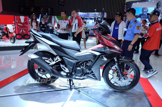 
Trong triển lãm mô tô xe máy Việt Nam 2016, hãng Honda đã gây bất ngờ khi trình làng mẫu xe côn tay hoàn toàn mới có tên Winner 150. Có thể thấy rõ, đây chính là mẫu xe côn tay mà Honda dùng để đấu lại với Yamaha Exciter 150 và Suzuki Raider 150 tại thị trường Việt Nam.
