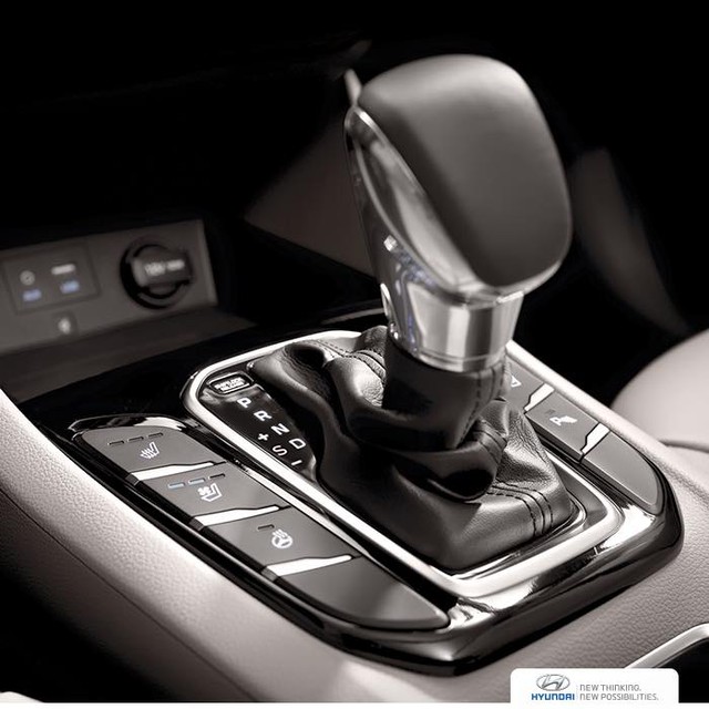 
Những trang thiết bị tiêu chuẩn cũng như tùy chọn đáng chú ý của Hyundai Ioniq bao gồm vô lăng trợ lực lái cảm biến tốc độ, kiểm soát hành trình thông minh, cụm đồng hồ với màn hình kỹ thuật số 7 inch, hệ thống thông tin giải trí Blue Link 2.0 đi kèm màn hình 8 inch, dàn âm thanh JBL cao cấp và hệ thống sạc không dây.
