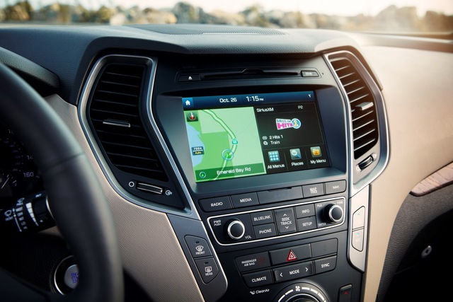 Bên trong khoang lái của Hyundai Santa Fe 2017 có màn hình màu LCD 5 inch tiêu chuẩn. Trong khi đó, Hyundai Santa Fe 2017 phiên bản 7 chỗ đi kèm màn hình cảm ứng 7 inch.
