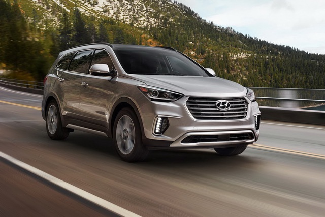Trong triển lãm Frankfurt 2015 diễn ra vào tháng 9 năm ngoái, hãng Hyundai đã chính thức trình làng phiên bản nâng cấp của dòng Santa Fe quen thuộc tại thị trường châu Âu. Đến nay, khi tham gia triển lãm Chicago 2016, hãng Hyundai lại tiếp tục giới thiệu Santa Fe 2017 với người tiêu dùng Mỹ.