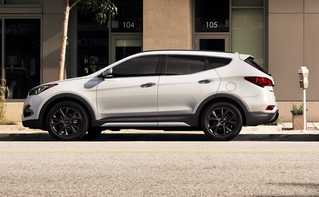 Cuối cùng là động cơ V6, dung tích 3,3 lít có công suất tối đa 290 mã lực nhưng chỉ dành cho Hyundai Santa Fe 2017 phiên bản 7 chỗ.