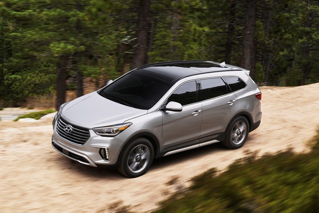 Đáng tiếc thay, hệ dẫn động của Hyundai Santa Fe 2017 không có gì thay đổi. Hãng Hyundai chỉ giới thiệu hệ thống Drive Mode cho phép người điều khiển chọn các chế độ lái như Sport (thể thao), Eco (tiết kiệm) và Normal (thông thường).