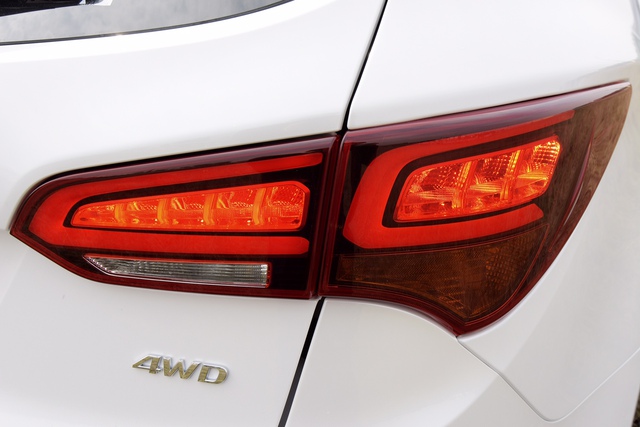 
Bên cạnh đó, Hyundai Santa Fe 2016 còn có gương chiếu hậu chỉnh điện, tích hợp đèn báo rẽ và đèn hậu dạng LED.
