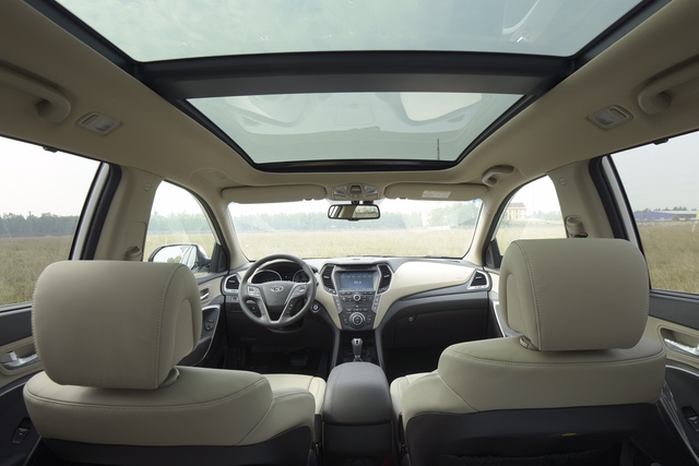 
Bên trong Hyundai Santa Fe 2016 là không gian nội thất rộng rãi với các nút điều khiển được bố trí ở vị trí thuận lợi, dễ thao tác cho người lái và hành khách.
