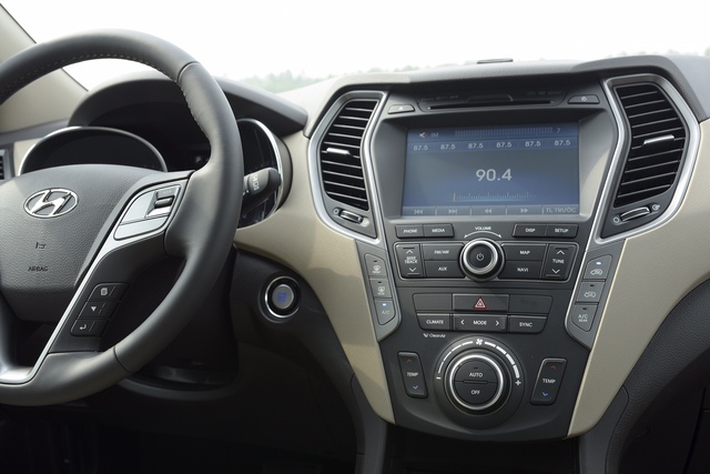 
Những trang thiết bị nổi bật của Hyundai Santa Fe 2016 bao gồm phanh tay điện tử, cửa sổ trời toàn cảnh, dàn âm thanh 6 loa, dàn lạnh dành riêng cho hàng ghế thứ 3, chìa khóa thông minh, khởi động bằng nút bấm Start/Stop Engine và màn hình DVD 8 inch tích hợp camera lùi.

