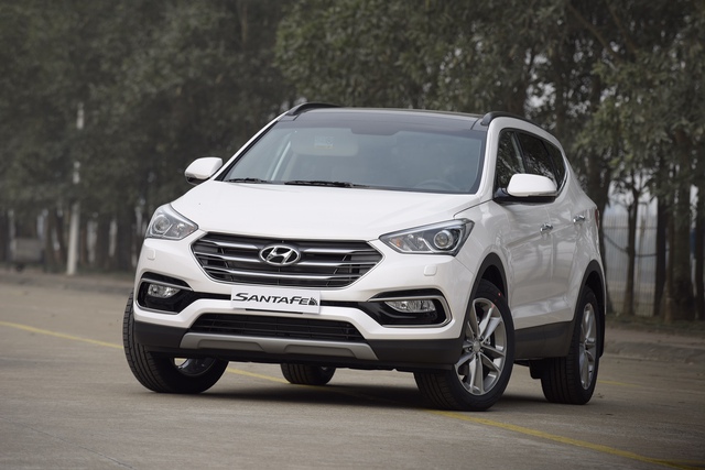 
Ở phiên bản 2016, Hyundai Santa Fe tại thị trường Việt Nam có 2 phiên bản máy xăng và máy dầu khác nhau.
