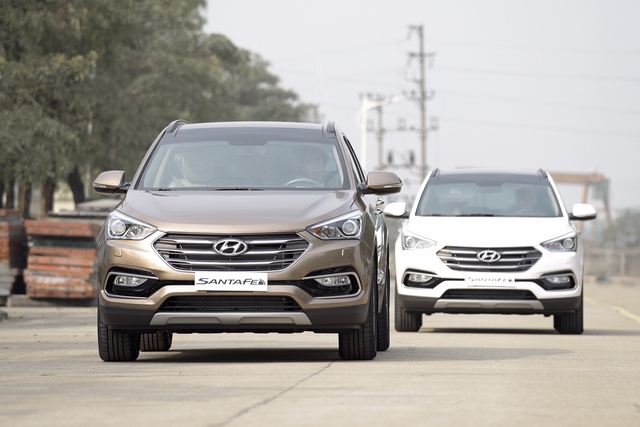 
Hyundai Santa Fe 2016 lắp ráp nội địa có 4 màu sắc ngoại thất là trắng, bạc, đen và vàng cát.
