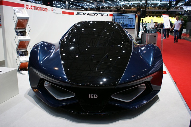 
Tương tự siêu xe huyền thoại McLaren F1, IED Syrma 2015 cũng đi kèm không gian nội thất với 3 chỗ ngồi. Kính chắn gió của xe được thiết kế độc đáo với hình dạng giọt nước.
