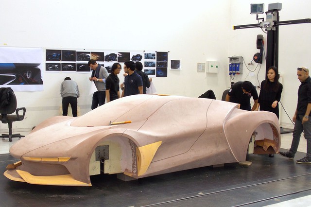 
Các sinh viên trường IED đã bắt tay vào phát triển siêu xe Syrma 2015 vào tháng 10/2014 dưới dạng mô hình 3D. Trong khi đó, mô hình bằng nhựa và đất sét của IED Syrma 2015 được hoàn thành vào tháng 3/2015. Tạp chí ô tô Quattroroute đã đầu tư 2 triệu USD cho dự án phát triển siêu xe Syrma 2015 của các sinh viên IED.
