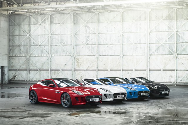 
Ngoài ra, Jaguar F-Type British Design Edition còn có những màu sơn ngoại thất riêng như đỏ Caldera, trắng Glacier White, xanh dương Ultra Blue và đen Ultimate Black. 
