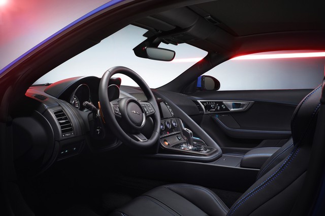 
Bên trong Jaguar F-Type British Design Edition là không gian nội thất bọc da màu đen đi kèm chỉ khâu màu đối lập, bộ phụ kiện bằng sợi carbon, ghế thể thao tùy chỉnh 14 hướng...
