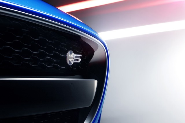 
So với xe tiêu chuẩn, Jaguar F-Type phiên bản đặc biệt có những điểm khác đáng kể như logo British Design Edition ở khắp nơi.
