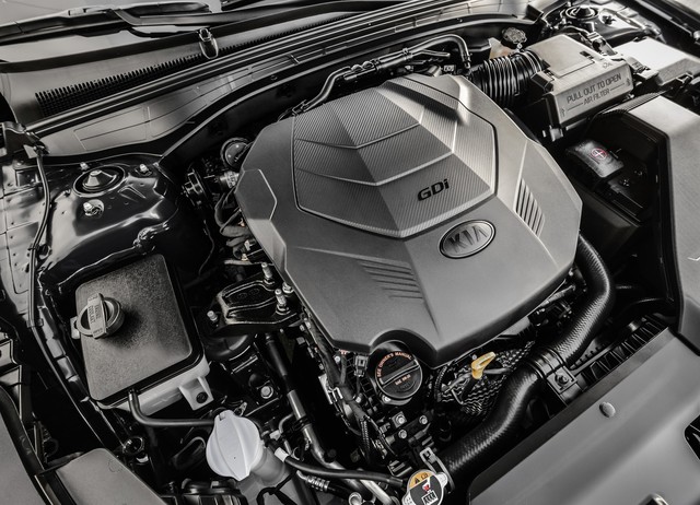 
Trái tim của Kia K7 2017 tại thị trường Mỹ là khối động cơ V, dung tích 3,3 lít với công suất tối đa khoảng 290 mã lực. Sức mạnh được truyền tới bánh thông qua hộp số tự động 8 cấp nhẹ và nhạy hơn so với loại 6 cấp cũ.
