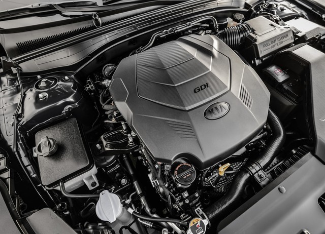 Trái tim của Kia K7 2017 tại thị trường Mỹ là khối động cơ V, dung tích 3,3 lít với công suất tối đa khoảng 290 mã lực. Sức mạnh được truyền tới bánh thông qua hộp số tự động 8 cấp nhẹ và nhạy hơn so với loại 6 cấp cũ.